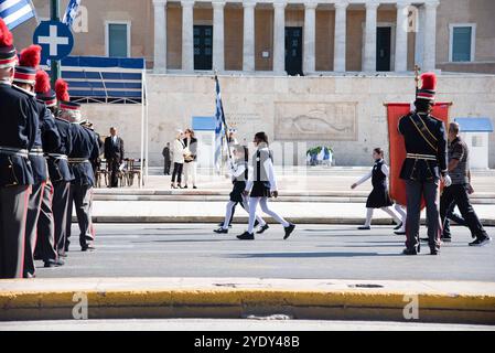 Griechenland: Studentenparade vor dem griechischen parlamentsgebäude am 28. Oktober. Athen, Griechenland, 28. Oktober 2024. Schüler aus mehr als 200 Schulen in Athen, Griechenland, nahmen an der Parade zur Nationalfeier am 28. Oktober 2024 Teil. Athen Attiki Griechenland Copyright: XKostasxGalanisx Stockfoto