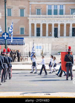 Griechenland: Studentenparade vor dem griechischen parlamentsgebäude am 28. Oktober. Athen, Griechenland, 28. Oktober 2024. Schüler aus mehr als 200 Schulen in Athen, Griechenland, nahmen an der Parade zur Nationalfeier am 28. Oktober 2024 Teil. Athen Attiki Griechenland Copyright: XKostasxGalanisx Stockfoto