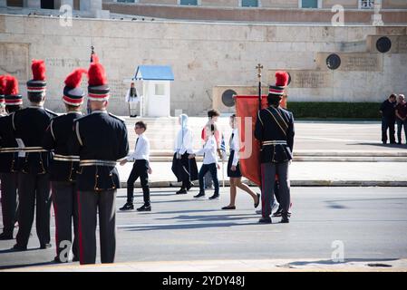 Griechenland: Studentenparade vor dem griechischen parlamentsgebäude am 28. Oktober. Athen, Griechenland, 28. Oktober 2024. Schüler aus mehr als 200 Schulen in Athen, Griechenland, nahmen an der Parade zur Nationalfeier am 28. Oktober 2024 Teil. Athen Attiki Griechenland Copyright: XKostasxGalanisx Stockfoto