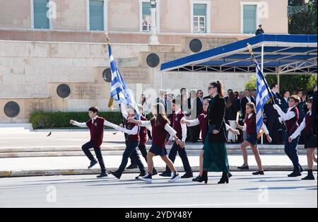Griechenland: Studentenparade vor dem griechischen parlamentsgebäude am 28. Oktober. Athen, Griechenland, 28. Oktober 2024. Schüler aus mehr als 200 Schulen in Athen, Griechenland, nahmen an der Parade zur Nationalfeier am 28. Oktober 2024 Teil. Athen Attiki Griechenland Copyright: XKostasxGalanisx Stockfoto