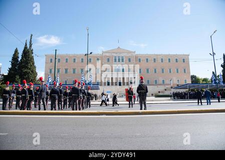 Griechenland: Studentenparade vor dem griechischen parlamentsgebäude am 28. Oktober. Athen, Griechenland, 28. Oktober 2024. Schüler aus mehr als 200 Schulen in Athen, Griechenland, nahmen an der Parade zur Nationalfeier am 28. Oktober 2024 Teil. Athen Attiki Griechenland Copyright: XKostasxGalanisx Stockfoto