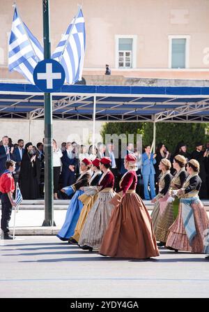 Griechenland: Studentenparade vor dem griechischen parlamentsgebäude am 28. Oktober. Athen, Griechenland, 28. Oktober 2024. Schüler aus mehr als 200 Schulen in Athen, Griechenland, nahmen an der Parade zur Nationalfeier am 28. Oktober 2024 Teil. Athen Attiki Griechenland Copyright: XKostasxGalanisx Stockfoto