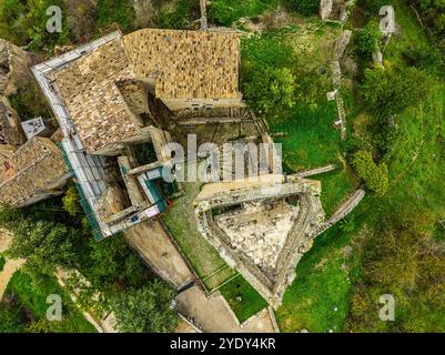 Blick aus der Vogelperspektive auf Beffi Castle, eine Burgruine aus dem 12. Jahrhundert. Beffi, Provinz L'Aquila, Abruzzen, Italien, Europa Stockfoto