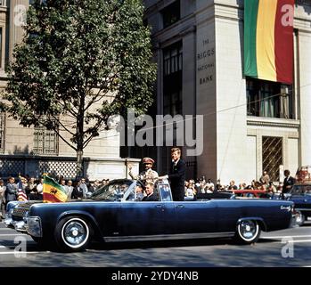 US-Präsident John F. Kennedy und Kaiser von Äthiopien, Haile Selassie I, winkten in einer Cabriolet-Limousine des Präsidenten entlang der Pennsylvania Avenue, während der Autokasse von Union Station zum Blair House zu Ehren der Ankunft von Kaiser Selassie, Washington, D.C., USA, Cecil Stoughton, Fotos Des Weißen Hauses, 1. Oktober 1963 Stockfoto