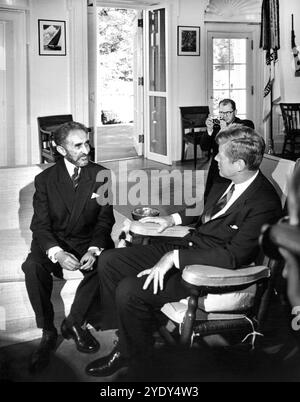 US-Präsident John F. Kennedy (im Schaukelstuhl) Treffen mit Kaiser von Äthiopien, Haile Selassie I, Oval Office, Weißes Haus, Washington, D.C., Abbie Rowe, Fotos des Weißen Hauses, 1. Oktober 1963 Stockfoto
