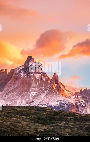 Spektakuläre Paine Grande Bergkette bei Sonnenaufgang im Torres del Paine Nationalpark, Patagonien, Chile Stockfoto