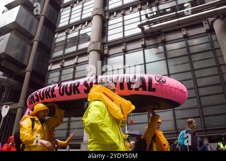 London, Großbritannien. Oktober 2024. Aktivisten der Extinction Rebellion kommen am Hauptquartier von Lloyd's of London vorbei, als sie drei Tage lang Proteste in der City of London starten und Versicherungsgesellschaften auffordern, die Versicherung von Projekten mit fossilen Brennstoffen einzustellen. Quelle: Vuk Valcic/Alamy Live News Stockfoto
