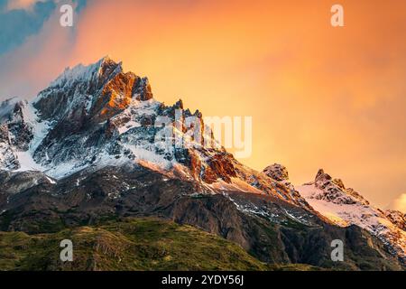 Spektakuläre Paine Grande Bergkette bei Sonnenaufgang im Torres del Paine Nationalpark, Patagonien, Chile Stockfoto