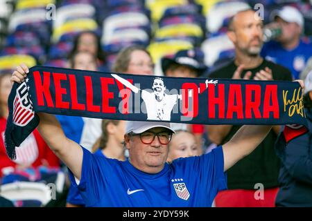 Nashville, Tennessee, USA. Oktober 2024. Ein Fan hält einen Kelley O’Hara Schal während des internationalen Freundschaftsspiels zwischen den USWNT und Island im GEODIS Park in Nashville, Tennessee. Quelle: Kindell Buchanan/Alamy Live News Stockfoto