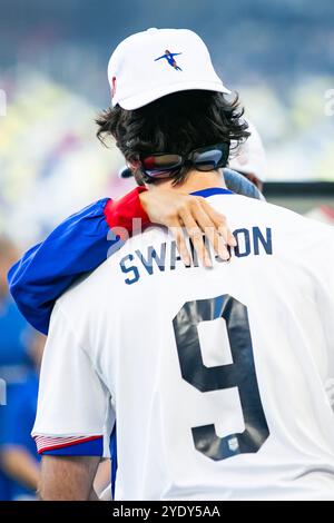 Nashville, Tennessee, USA. Oktober 2024. Die US-amerikanische Stürmerin Mallory Swanson (9) umarmt ihren Mann Dansby Swanson, während sie in der Vorspielzeremonie für 100 Länderspiele vor dem internationalen Freundschaftsspiel zwischen der USWNT und Island im GEODIS Park in Nashville, Tennessee, geehrt wird. Quelle: Kindell Buchanan/Alamy Live News Stockfoto