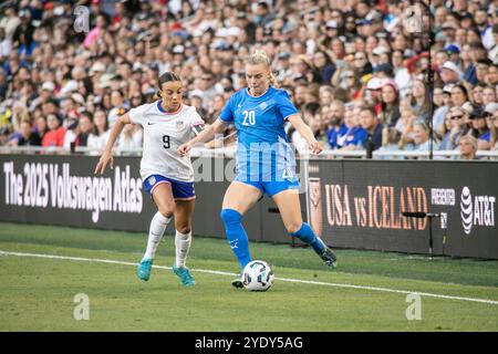 Nashville, Tennessee, USA. Oktober 2024. Der US-amerikanische Stürmer Mallory Swanson (9) und der isländische Verteidiger Guðný Árnadóttir (20) kämpfen um den Ball während der ersten Hälfte eines internationalen Freundschaftsspiels zwischen der USWNT und Island im GEODIS Park in Nashville, Tennessee. Quelle: Kindell Buchanan/Alamy Live News Stockfoto