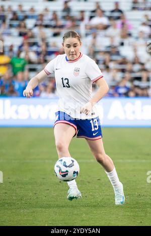 Nashville, Tennessee, USA. Oktober 2024. Die US-amerikanische Mittelfeldspielerin Olivia Moultrie (13) kontrolliert den Ball während der ersten Hälfte eines internationalen Freundschaftsspiels zwischen der USWNT und Island im GEODIS Park in Nashville, Tennessee. Quelle: Kindell Buchanan/Alamy Live News Stockfoto