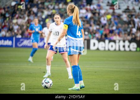 Nashville, Tennessee, USA. Oktober 2024. Der isländische Verteidiger Glódís Perla Viggósdóttir (4) kontrolliert den Ball während der ersten Hälfte eines internationalen Freundschaftsspiels zwischen der USWNT und Island im GEODIS Park in Nashville, Tennessee. Quelle: Kindell Buchanan/Alamy Live News Stockfoto