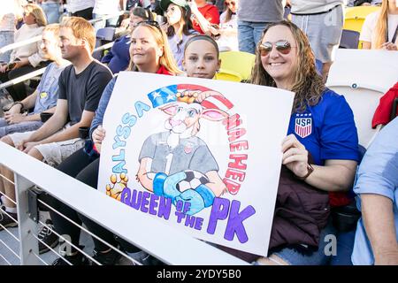 Nashville, Tennessee, USA. Oktober 2024. Fans halten bei einem internationalen Freundschaftsspiel zwischen den USWNT und Island im GEODIS Park in Nashville, Tennessee, Schilder für USWNT-Spieler hoch. Quelle: Kindell Buchanan/Alamy Live News Stockfoto