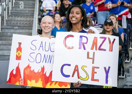 Nashville, Tennessee, USA. Oktober 2024. Fans halten bei einem internationalen Freundschaftsspiel zwischen den USWNT und Island im GEODIS Park in Nashville, Tennessee, Schilder für USWNT-Spieler hoch. Quelle: Kindell Buchanan/Alamy Live News Stockfoto