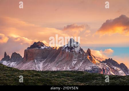 Spektakuläre Paine Grande Bergkette bei Sonnenaufgang im Torres del Paine Nationalpark, Patagonien, Chile Stockfoto