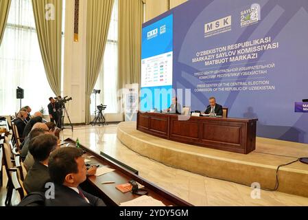 Taschkent. Oktober 2024. Dieses Foto, das am 28. Oktober 2024 aufgenommen wurde, zeigt eine Pressekonferenz der Usbekischen Zentralen Wahlkommission in Taschkent, Usbekistan. Die Usbekische Zentralwahlkommission hat die vorläufigen Ergebnisse der Wahlen zum Unterhaus des parlaments mit 150 Sitzen bekannt gegeben. Nach Angaben der kommission gewann die Liberal Demokratische Partei Usbekistans die Mehrheit der Sitze bei den Wahlen zur parlamentskammer von Oliy Majlis, dem Unterhaus des parlaments. Quelle: Zafar Khalilov/Xinhua/Alamy Live News Stockfoto