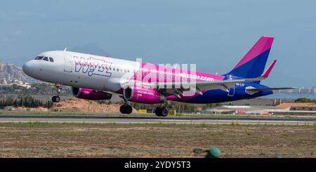 Flughafen Alicante. Airbus A320 Flugzeug der Fluggesellschaft Wizz Air Landung. Stockfoto