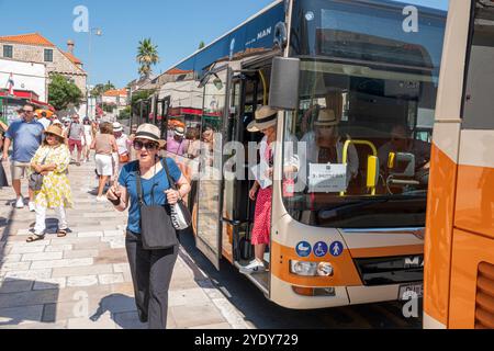 Dubrovnik Kroatien, Norwegian Cruise Line NCL Fluchtschiff, 10-tägige Adria-Mittelmeer-Route, Brsalje ulica Straße Absetzpunkt, Passagiere erhalten Stockfoto