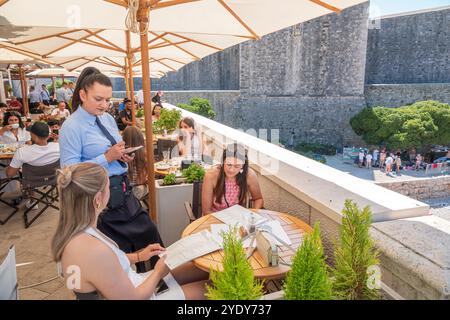 Dubrovnik Kroatien, Brsalje ulica Street plaza Terrace, Dubravka 1836 Restaurant & Cafe, Tische, Sonnenschirme im Freien, Männer, Frauen, Paare, Familien, fema Stockfoto