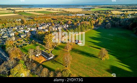 Forres Moray Scotland blauer Himmel über der Stadt Grant Park und Bäume in Herbstfarben bieten einen Blick auf die Findhorn Bay Stockfoto