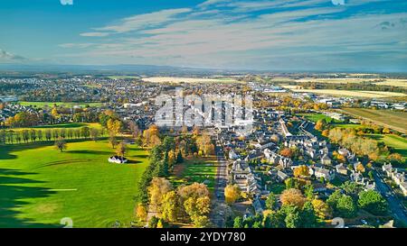 Forres Moray Scotland Victoria Road in High Street City beherbergt Kirchen und Grant Park mit Bäumen in herbstlichen Farben Stockfoto