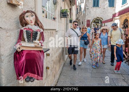 Dubrovnik Kroatien, Altstadt Stari Grad Ragusa Stadtmauer, Besucher Touristen, Puppe traditionelle Outfit, in der Nähe ulica za Rokom Straße, Fußgängerzone nur schmale s Stockfoto