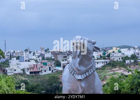 Heiliger Nandi-Stier von Lord Shiva am Morgen im Tempelhof Stockfoto