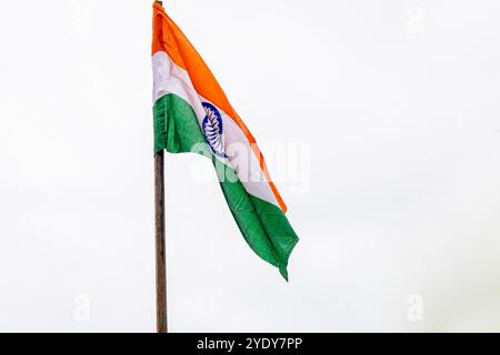 Die indische Trikolore-Flagge vor dem Hintergrund des weißen Himmels am Morgen schwenkt Stockfoto