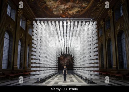 London, Großbritannien. Oktober 2024. „Duo“ des Designers und Künstlers Melek Zeynep Bulut (im Bild), aufgehängt in der Painted Hall des Old Royal Naval College. Im Rahmen des London Design Festivals 2024 präsentiert der türkische Künstler Melek Zeynep Bulut die suspendierte Installation, um die Konzepte von Dualität und Interaktion zu erforschen. Guy Corbishley/Alamy Live News Stockfoto