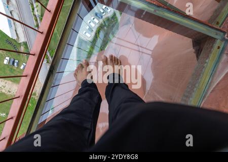 Blick auf den Glasboden von Adventure Glass Walk Experience im Freien von oben aus Stockfoto