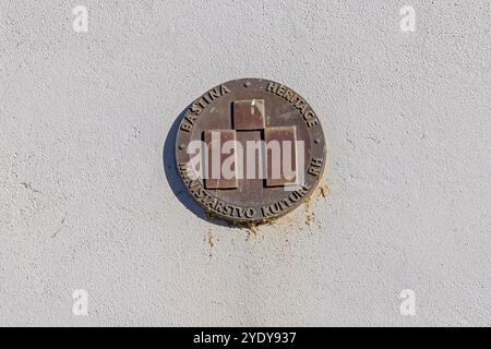 Slavonski Brod, Kroatien - 22. Oktober 2024: Bronzetafel zum Kulturerbe des kroatischen Ministeriums an der Klostermauer. Stockfoto