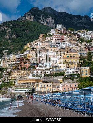 Eingebettet an der Amalfiküste schmiegen sich pulsierende Dörfer an steile Klippen und bieten eine atemberaubende Kulisse für Strandgänger, die Sonne und Meer genießen. Positano an der italienischen Amalfiküste Stockfoto