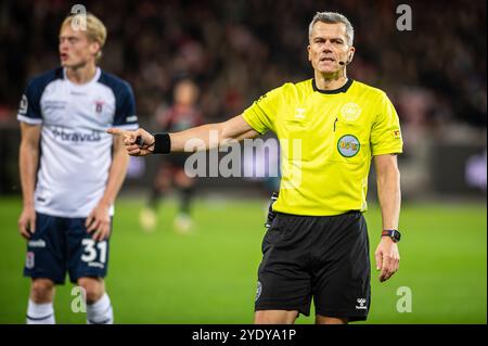 Herning, Dänemark. Oktober 2024. Schiedsrichter Michael Tykgaard wurde während des 3F Superliga-Spiels zwischen dem FC Midtjylland und Aarhus GF in der MCH Arena in Herning gesehen. Stockfoto