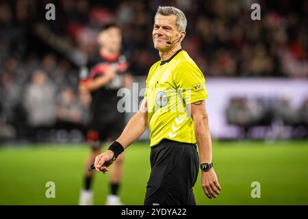 Herning, Dänemark. Oktober 2024. Schiedsrichter Michael Tykgaard wurde während des 3F Superliga-Spiels zwischen dem FC Midtjylland und Aarhus GF in der MCH Arena in Herning gesehen. Stockfoto