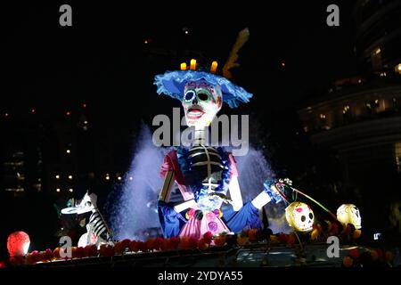 Eine monumentale Catrina aus Pappe ist während der Mega Parade von Catrinas 2024 zu sehen, anlässlich der Feierlichkeiten zum Tag der Toten in der Reforma Avenue. Am 26. Oktober 2024 in Mexiko-Stadt. (Foto: Ian Robles/Eyepix Group/SIPA USA) Stockfoto