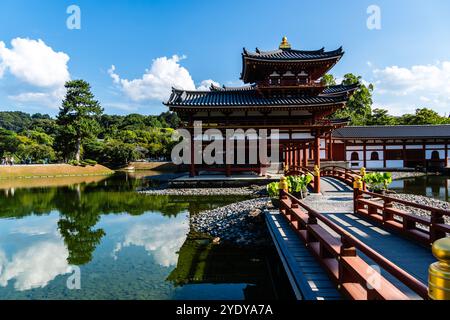 Uji, Japan - 14. August 2024: Der Byodoin-Tempel ist ein berühmter buddhistischer Tempel, berühmt für seine Phönix Hall und seinen atemberaubenden Reflexionsteich. A UNESCO WORLD H Stockfoto