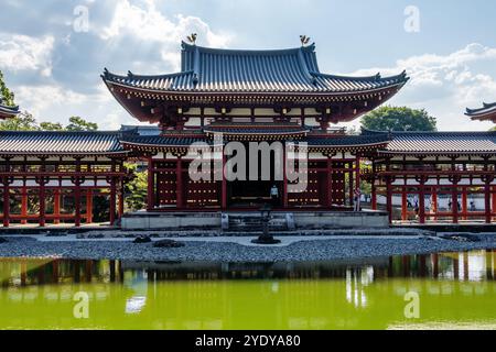 Uji, Japan - 14. August 2024: Der Byodoin-Tempel ist ein berühmter buddhistischer Tempel, berühmt für seine Phönix Hall und seinen atemberaubenden Reflexionsteich. A UNESCO WORLD H Stockfoto