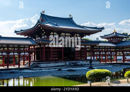 Uji, Japan - 14. August 2024: Der Byodoin-Tempel ist ein berühmter buddhistischer Tempel, berühmt für seine Phönix Hall und seinen atemberaubenden Reflexionsteich. A UNESCO WORLD H Stockfoto