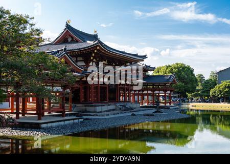 Uji, Japan - 14. August 2024: Der Byodoin-Tempel ist ein berühmter buddhistischer Tempel, berühmt für seine Phönix Hall und seinen atemberaubenden Reflexionsteich. A UNESCO WORLD H Stockfoto