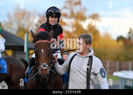 Leicester, Großbritannien, 28.10.2024, Marching Mac Ridden by Grace McEntee gewinnt 4,25 auf Leicester Racecourse, Leicester Picture von Paul Blake/Alamy Sports News Stockfoto