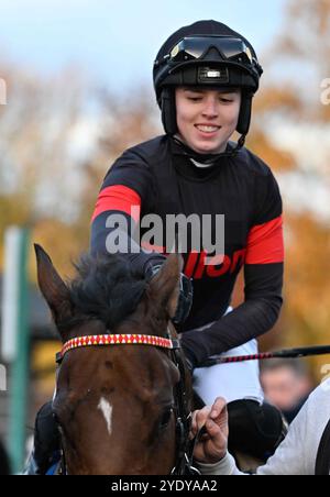 Leicester, Großbritannien, 28.10.2024, Marching Mac Ridden by Grace McEntee gewinnt 4,25 auf Leicester Racecourse, Leicester Picture von Paul Blake/Alamy Sports News Stockfoto