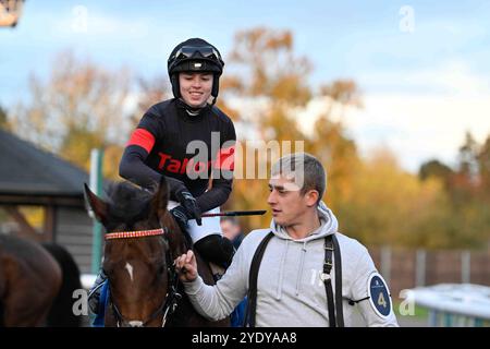 Leicester, Großbritannien, 28.10.2024, Marching Mac Ridden by Grace McEntee gewinnt 4,25 auf Leicester Racecourse, Leicester Picture von Paul Blake/Alamy Sports News Stockfoto