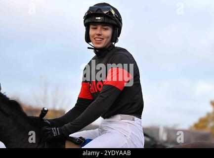 Leicester, Großbritannien, 28.10.2024, Marching Mac Ridden by Grace McEntee gewinnt 4,25 auf Leicester Racecourse, Leicester Picture von Paul Blake/Alamy Sports News Stockfoto