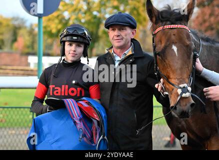 Leicester, Großbritannien, 28.10.2024, Marching Mac Ridden by Grace McEntee gewinnt 4,25 auf Leicester Racecourse, Leicester Picture von Paul Blake/Alamy Sports News Stockfoto