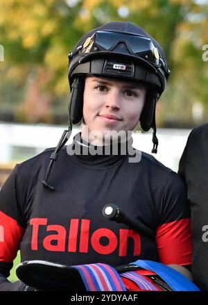 Leicester, Großbritannien, 28.10.2024, Marching Mac Ridden by Grace McEntee gewinnt 4,25 auf Leicester Racecourse, Leicester Picture von Paul Blake/Alamy Sports News Stockfoto