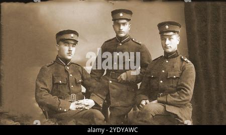 Ein altes Atelierfoto um 1930, das lettische Armeesoldaten in typischen Uniformen zeigt. - Ap 1930. gadu veca studijas fotogrāfija, kurā redzami Latvijas armijas karavīri tipiskās uniformās. - Ein altes Studiofoto aus den 1930er Jahren, das lettische Armeesoldaten in typischen Uniformen zeigen. - Старая студийная фотография 1930-х годов, на которой изображены солдаты латвийской армии в типичной форме. - Stockfoto