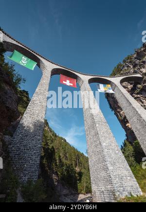 Ich schaue nach Landwasserviadukt. Gekrümmte Eisenbahnviadukte in den Abula-alpen. Kalksteinbahnbrücke über Landwasser. Stockfoto