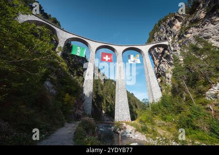 Ich schaue nach Landwasserviadukt. Gekrümmte Eisenbahnviadukte in den Abula-alpen. Kalksteinbahnbrücke über Landwasser. Stockfoto