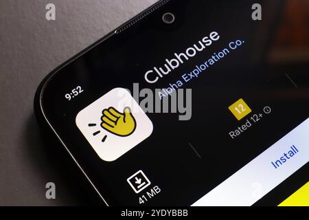 29. Oktober 2024, Portugal. In dieser Abbildung wird das Clubhouse App-Logo auf einem Smartphone-Bildschirm angezeigt Stockfoto